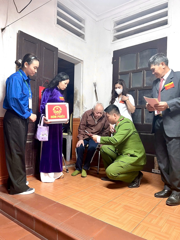 Không khí Ngày hội toàn dân đi bầu cử tại phường Phú Thượng: Cử tri tham gia tích cực, khu vực bỏ phiếu số 6 hoàn thành 100%, hòm phiếu lưu động đến tận nhà cử tri- Ảnh 9.