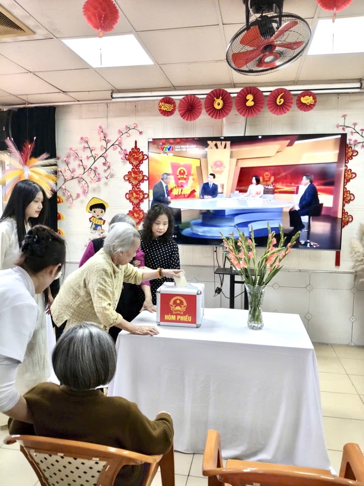 Không khí Ngày hội toàn dân đi bầu cử tại phường Phú Thượng: Cử tri tham gia tích cực, khu vực bỏ phiếu số 6 hoàn thành 100%, hòm phiếu lưu động đến tận nhà cử tri- Ảnh 10.