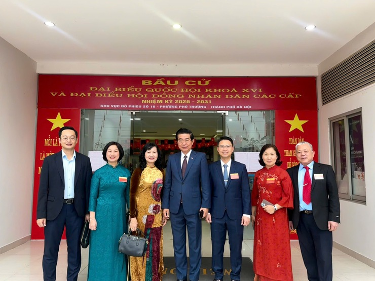 Không khí Ngày hội toàn dân đi bầu cử tại phường Phú Thượng: Cử tri tham gia tích cực, khu vực bỏ phiếu số 6 hoàn thành 100%, hòm phiếu lưu động đến tận nhà cử tri- Ảnh 5.