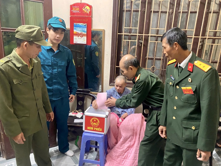 Không khí Ngày hội toàn dân đi bầu cử tại phường Phú Thượng: Cử tri tham gia tích cực, khu vực bỏ phiếu số 6 hoàn thành 100%, hòm phiếu lưu động đến tận nhà cử tri- Ảnh 8.