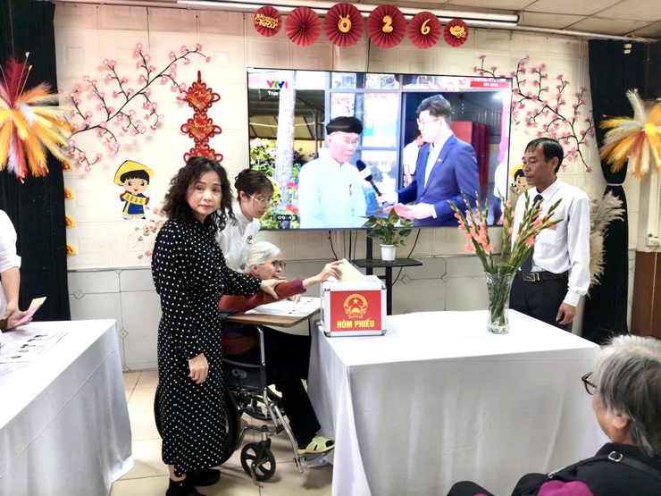 Không khí Ngày hội toàn dân đi bầu cử tại phường Phú Thượng: Cử tri tham gia tích cực, khu vực bỏ phiếu số 6 hoàn thành 100%, hòm phiếu lưu động đến tận nhà cử tri- Ảnh 11.