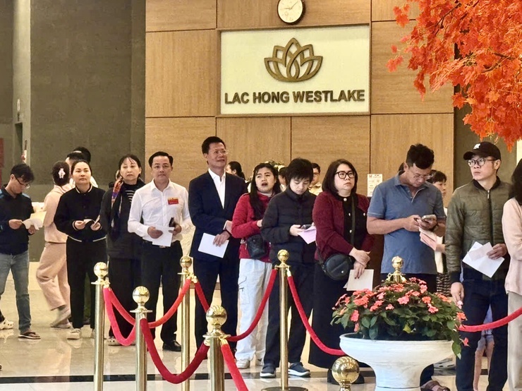 Không khí Ngày hội toàn dân đi bầu cử tại phường Phú Thượng: Cử tri tham gia tích cực, khu vực bỏ phiếu số 6 hoàn thành 100%, hòm phiếu lưu động đến tận nhà cử tri- Ảnh 6.