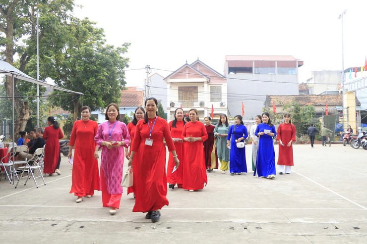 Phụ nữ Thượng Phúc duyên dáng trong tà áo dài, hòa cùng ngày hội non sông- Ảnh 1.