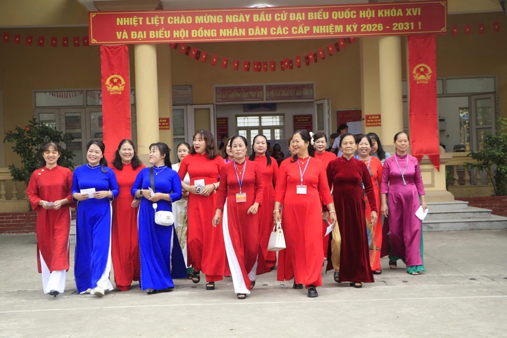 Phụ nữ Thượng Phúc duyên dáng trong tà áo dài, hòa cùng ngày hội non sông- Ảnh 3.