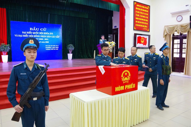 Khu vực bỏ phiếu số 05 phường Long Biên đạt 100% cử tri tham gia bầu cử sớm nhất trên địa bàn- Ảnh 2.