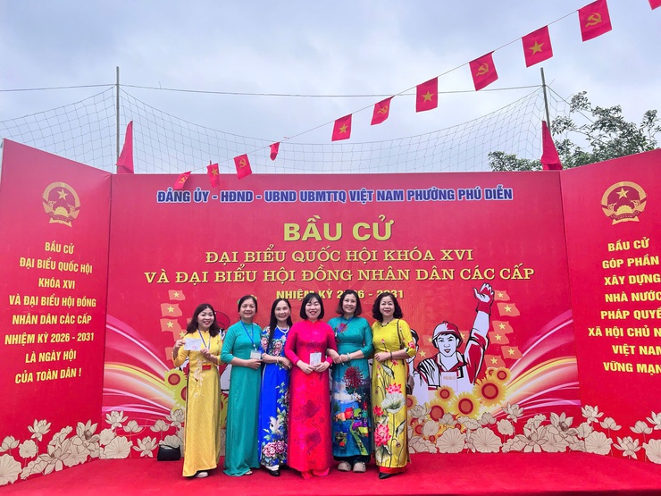 Phường Phú Diễn: Bầu cử diễn ra an toàn, thành công, cử tri đi bỏ phiếu đạt tỷ lệ&nbsp;98,62%- Ảnh 1.