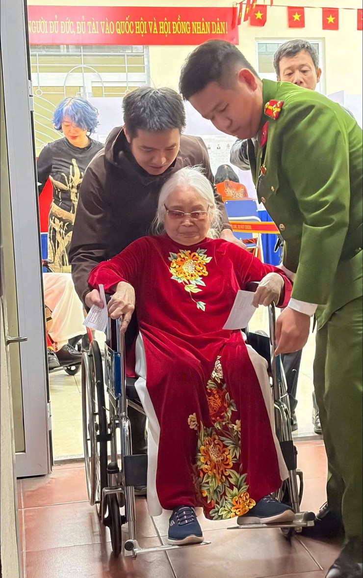 Những cử tri đặc biệt tại các khu vực bỏ phiếu của Phường Ô Chợ Dừa- Ảnh 1.