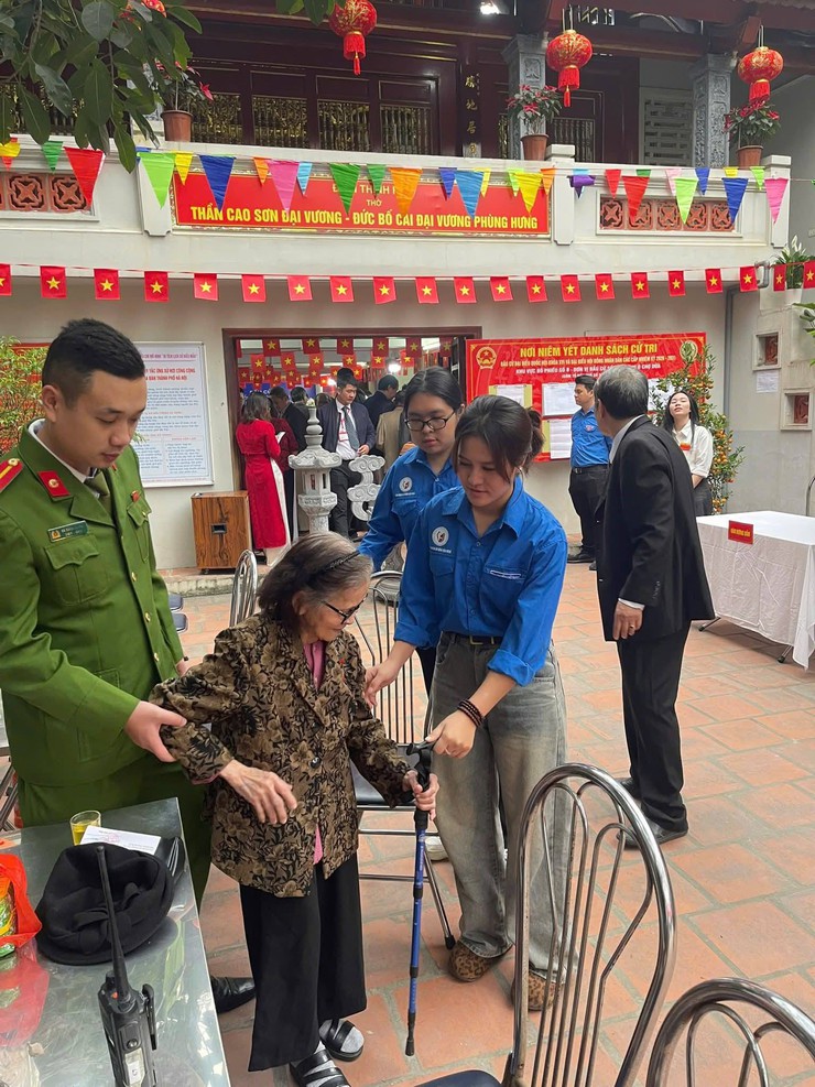 Những cử tri đặc biệt tại các khu vực bỏ phiếu của Phường Ô Chợ Dừa- Ảnh 10.