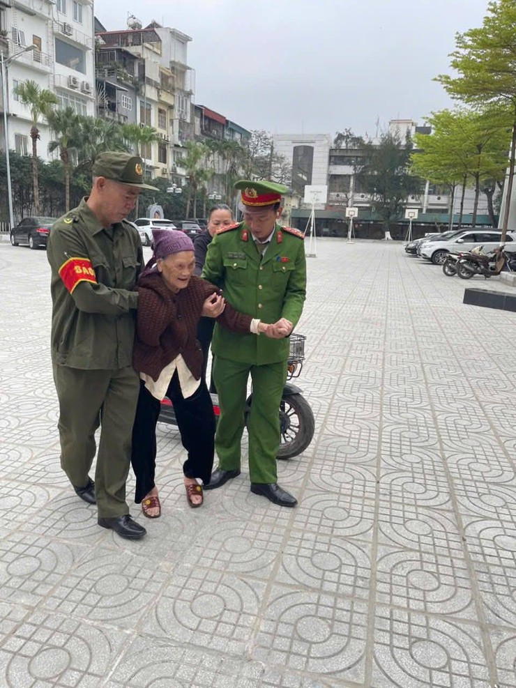 Những cử tri đặc biệt tại các khu vực bỏ phiếu của Phường Ô Chợ Dừa- Ảnh 11.