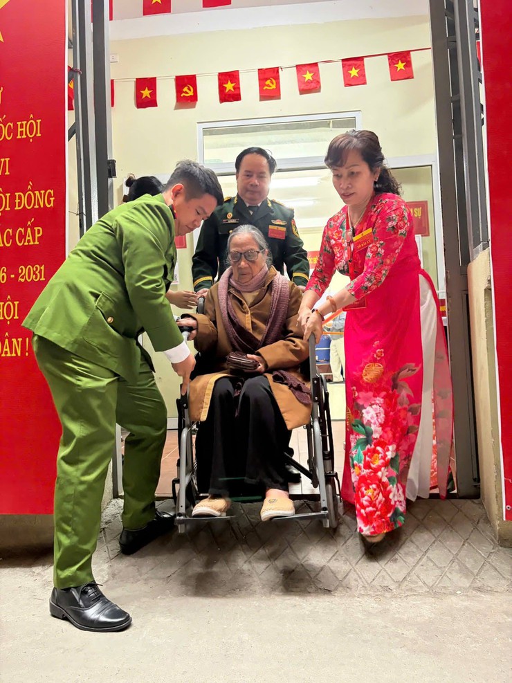 Những cử tri đặc biệt tại các khu vực bỏ phiếu của Phường Ô Chợ Dừa- Ảnh 12.