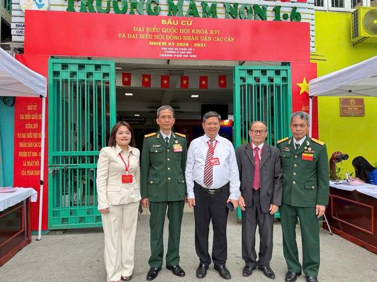 Cử tri Phường Ô Chợ Dừa tích cực tham gia ngày bầu cử- Ảnh 1.