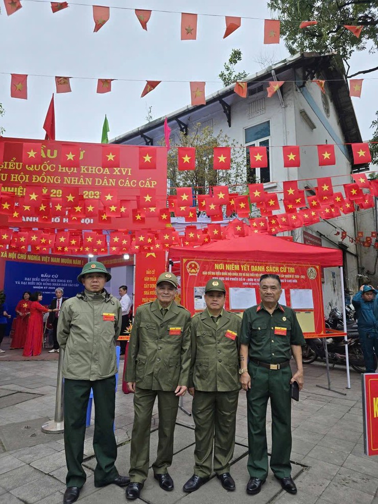 Cử tri Phường Ô Chợ Dừa tích cực tham gia ngày bầu cử- Ảnh 3.