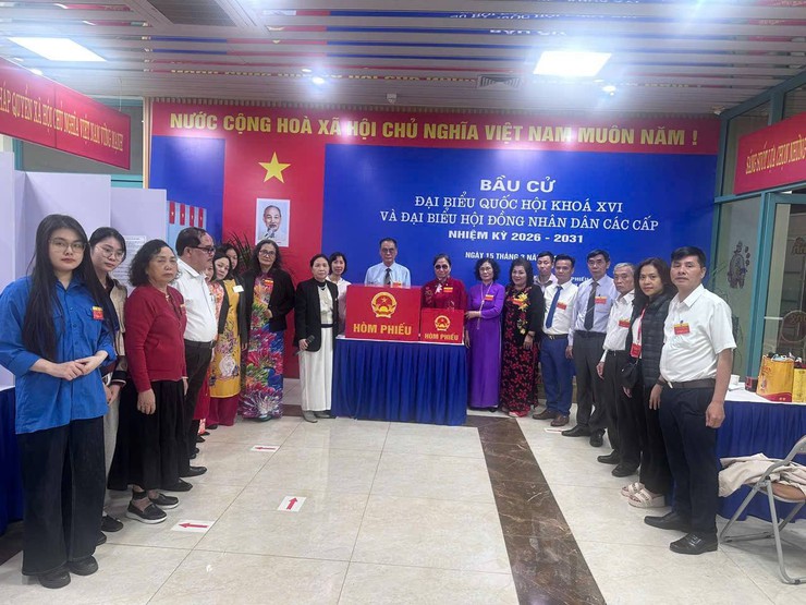 Cử tri Phường Ô Chợ Dừa tích cực tham gia ngày bầu cử- Ảnh 4.