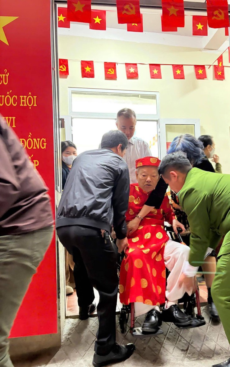 Những cử tri đặc biệt tại các khu vực bỏ phiếu của Phường Ô Chợ Dừa- Ảnh 2.