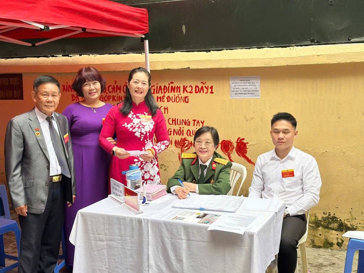 Cử tri Phường Ô Chợ Dừa tích cực tham gia ngày bầu cử- Ảnh 7.