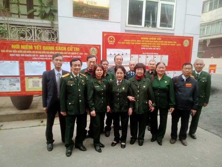 Cử tri Phường Ô Chợ Dừa tích cực tham gia ngày bầu cử- Ảnh 10.