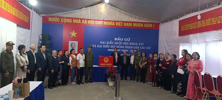 Cử tri Phường Ô Chợ Dừa tích cực tham gia ngày bầu cử- Ảnh 11.