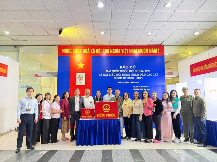 Cử tri Phường Ô Chợ Dừa tích cực tham gia ngày bầu cử- Ảnh 12.