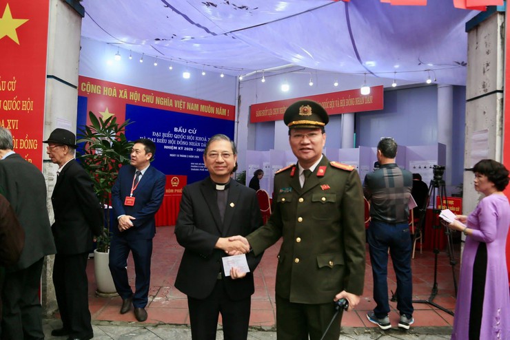 Những cử tri đặc biệt tại các khu vực bỏ phiếu của Phường Ô Chợ Dừa- Ảnh 4.