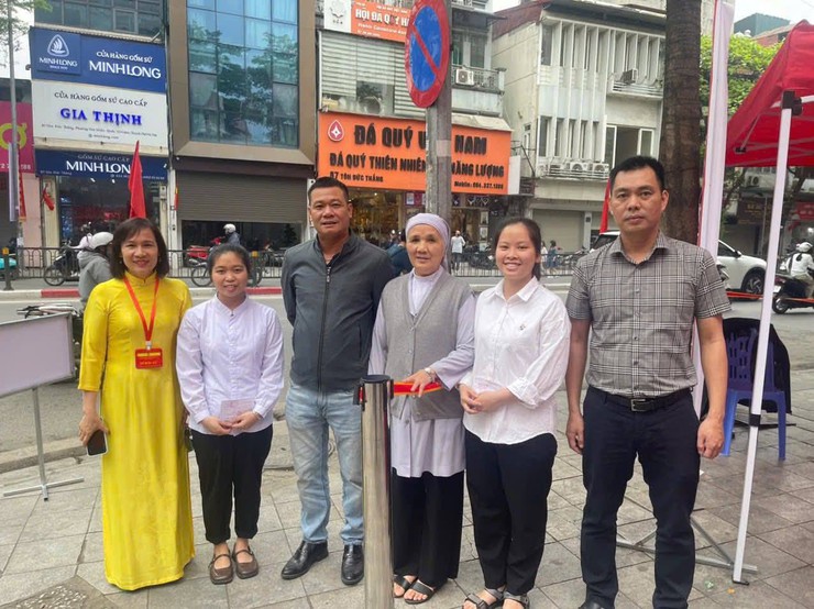 Những cử tri đặc biệt tại các khu vực bỏ phiếu của Phường Ô Chợ Dừa- Ảnh 5.