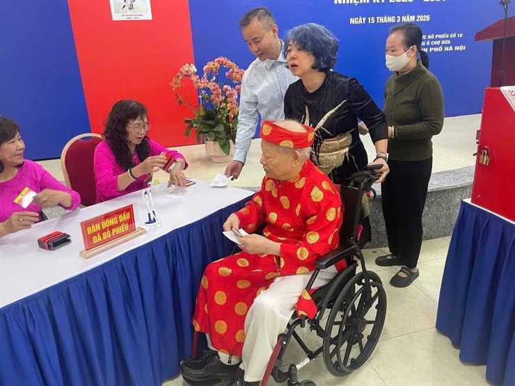 Những cử tri đặc biệt tại các khu vực bỏ phiếu của Phường Ô Chợ Dừa- Ảnh 6.