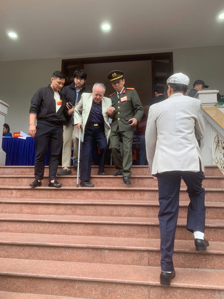 Những cử tri đặc biệt tại các khu vực bỏ phiếu của Phường Ô Chợ Dừa- Ảnh 7.