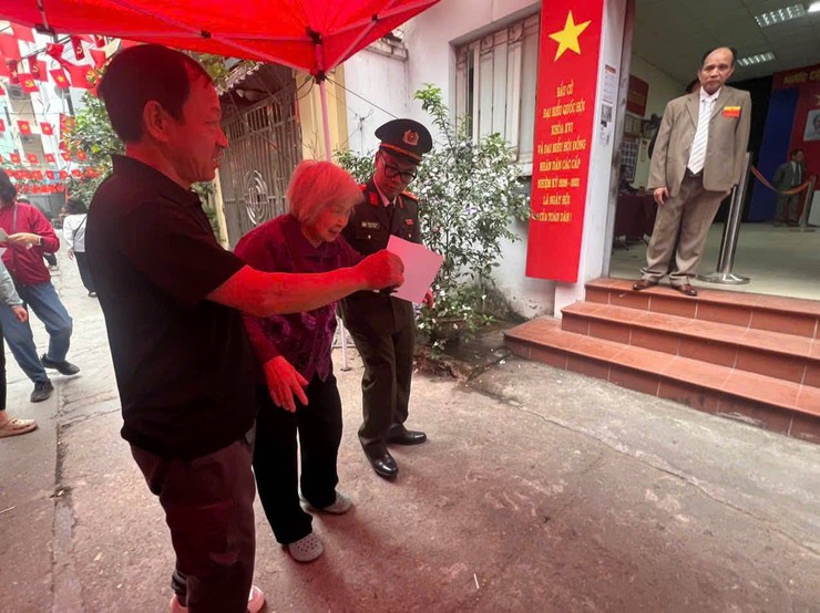 Những cử tri đặc biệt tại các khu vực bỏ phiếu của Phường Ô Chợ Dừa- Ảnh 8.