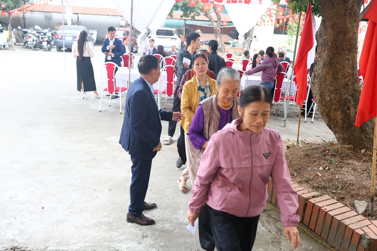 CỬ TRI XÃ THẠCH THẤT NÔ NỨC ĐI BỎ PHIẾU TRONG NGÀY HỘI LỚN CỦA ĐẤT NƯỚC- Ảnh 1.