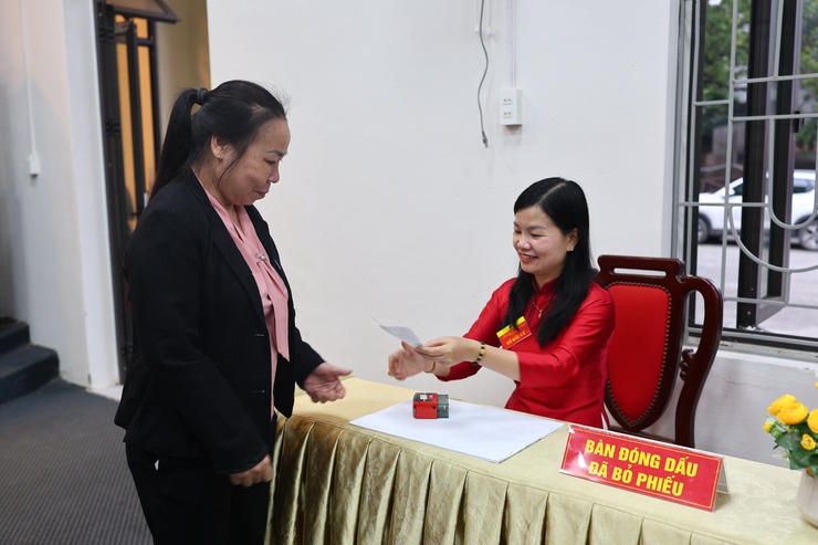 CỬ TRI XÃ THẠCH THẤT NÔ NỨC ĐI BỎ PHIẾU TRONG NGÀY HỘI LỚN CỦA ĐẤT NƯỚC- Ảnh 10.