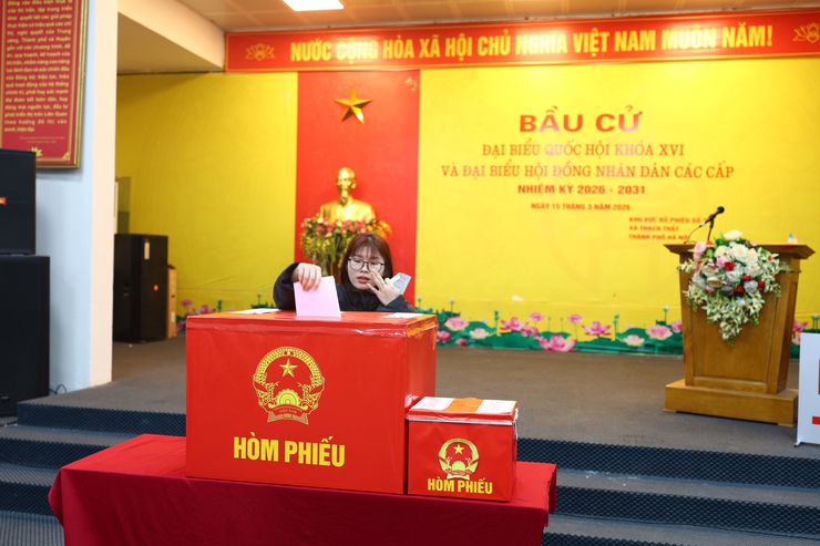 Cử tri trẻ xã Thạch Thất rạng rỡ thực hiện quyền công dân- Ảnh 2.