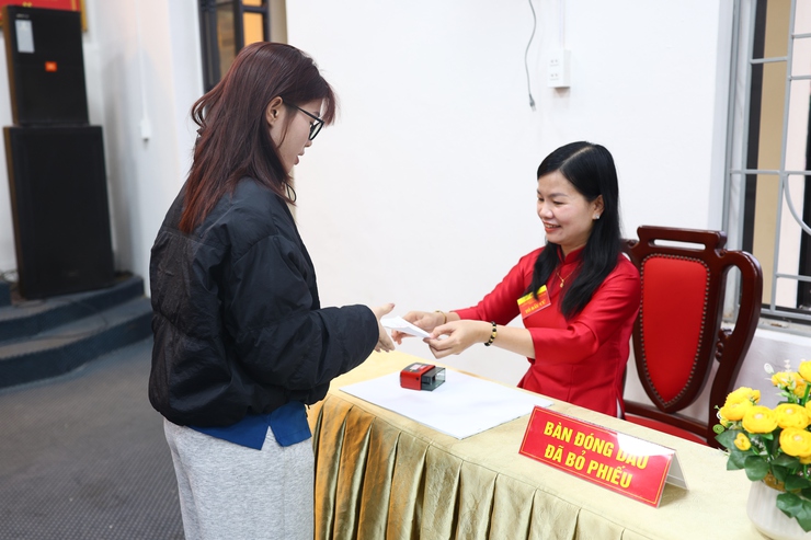 Cử tri trẻ xã Thạch Thất rạng rỡ thực hiện quyền công dân- Ảnh 4.