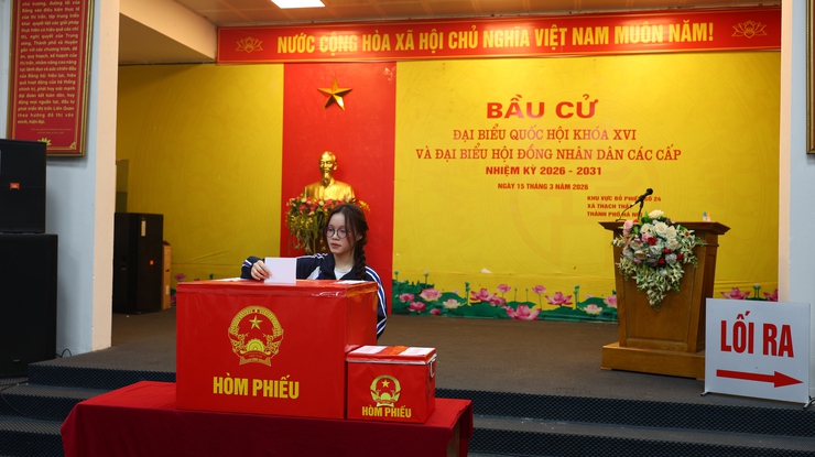 Cử tri trẻ xã Thạch Thất rạng rỡ thực hiện quyền công dân- Ảnh 3.