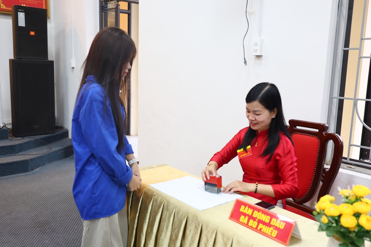 Cử tri trẻ xã Thạch Thất rạng rỡ thực hiện quyền công dân- Ảnh 9.