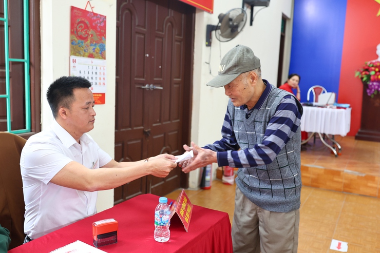 CỬ TRI XÃ THẠCH THẤT NÔ NỨC ĐI BỎ PHIẾU TRONG NGÀY HỘI LỚN CỦA ĐẤT NƯỚC- Ảnh 6.