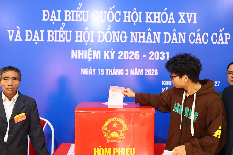 Cử tri trẻ xã Thạch Thất rạng rỡ thực hiện quyền công dân- Ảnh 6.