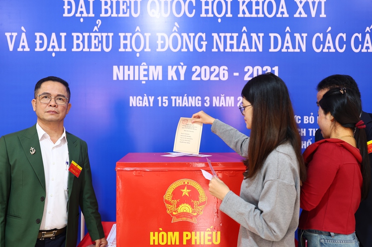 Cử tri trẻ xã Thạch Thất rạng rỡ thực hiện quyền công dân- Ảnh 7.