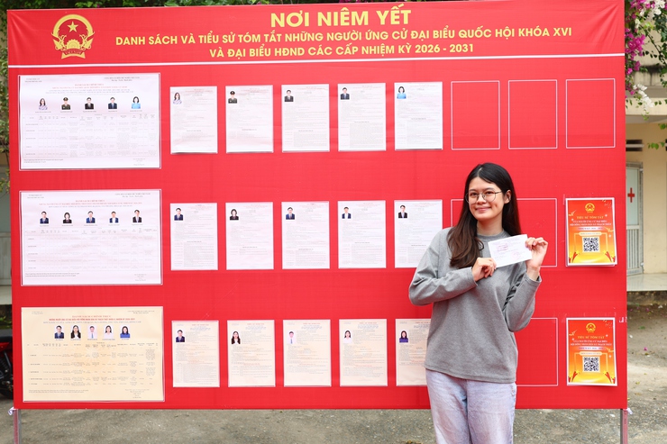 Cử tri trẻ xã Thạch Thất rạng rỡ thực hiện quyền công dân- Ảnh 1.