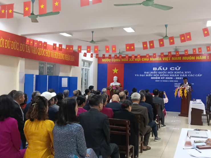 Phường Phú Diễn: Bầu cử diễn ra an toàn, thành công, cử tri đi bỏ phiếu đạt tỷ lệ&nbsp;98,62%- Ảnh 4.