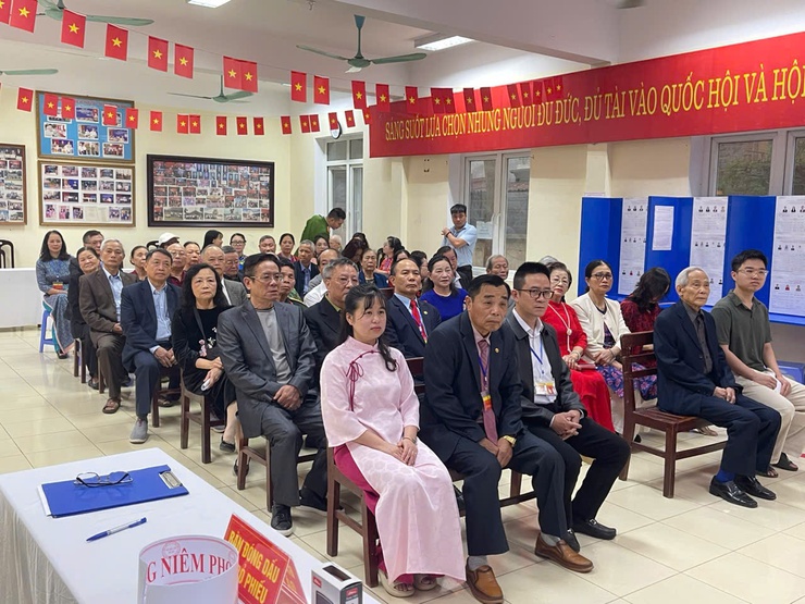 Phường Phú Diễn: Bầu cử diễn ra an toàn, thành công, cử tri đi bỏ phiếu đạt tỷ lệ&nbsp;98,62%- Ảnh 5.