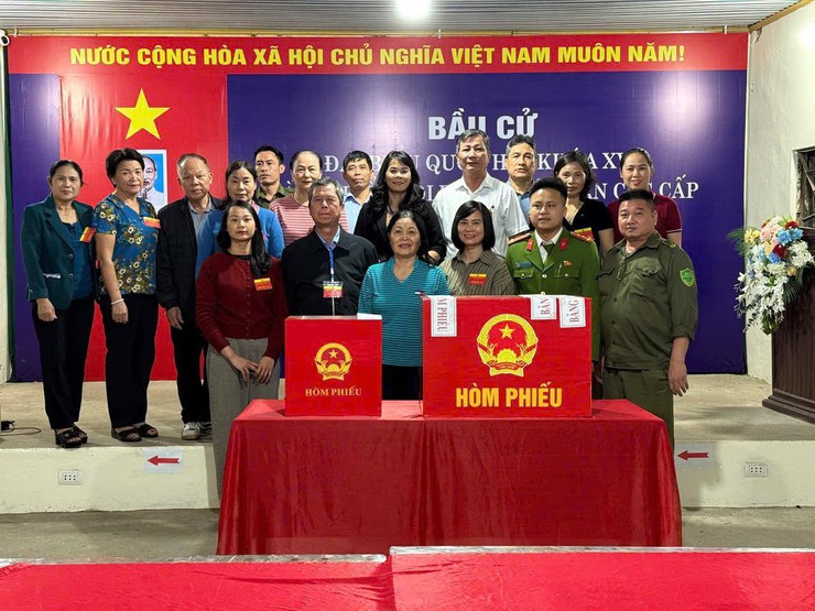 Bầu cử tại xã Suối Hai bảo đảm an toàn, nghiêm túc, tỷ lệ cử tri tham gia đạt 100%- Ảnh 1.