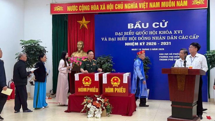 Phường Phú Diễn: Bầu cử diễn ra an toàn, thành công, cử tri đi bỏ phiếu đạt tỷ lệ&nbsp;98,62%- Ảnh 7.