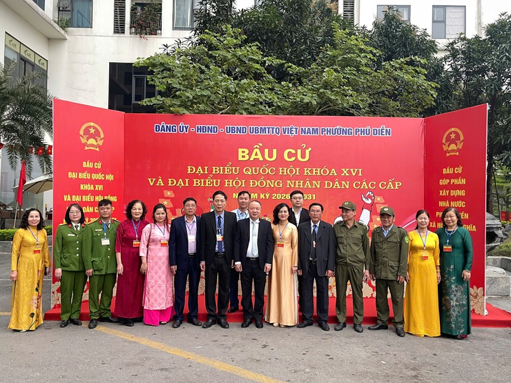 Phường Phú Diễn: Bầu cử diễn ra an toàn, thành công, cử tri đi bỏ phiếu đạt tỷ lệ&nbsp;98,62%- Ảnh 8.