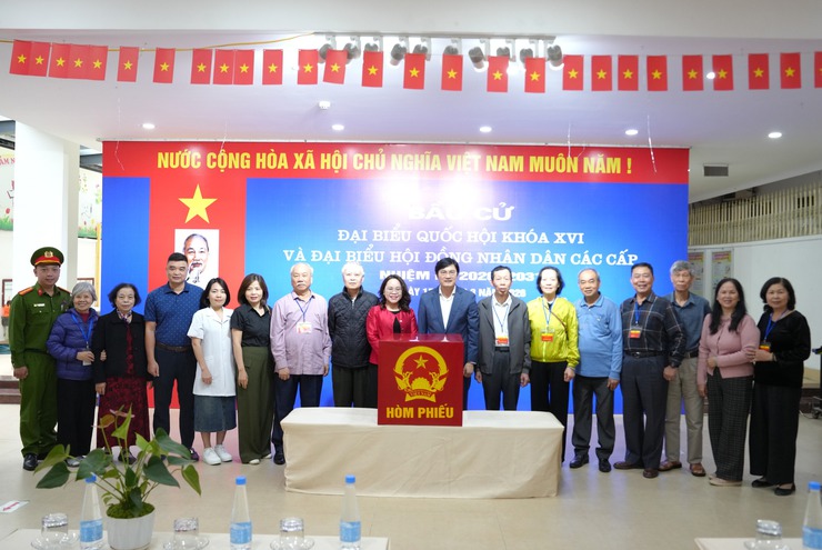 Giám đốc Sở Y tế Hà Nội kiểm tra công tác chuẩn bị bầu cử tại phường Hoàn Kiếm, Cửa Nam- Ảnh 1.