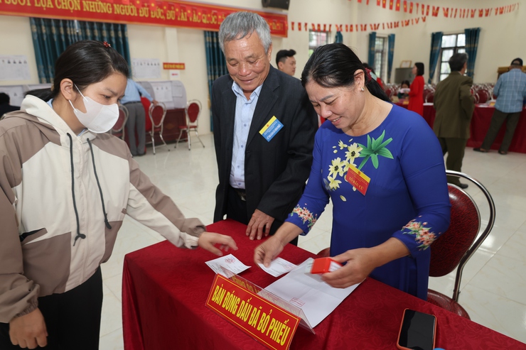 Cử tri xã Đại Xuyên nô nức tham gia bỏ phiếu trong Ngày hội non sông- Ảnh 5.
