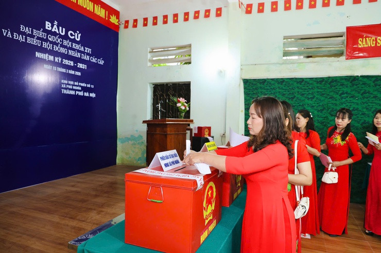 Phụ nữ Phú Nghĩa duyên dáng, rạng rỡ sắc màu cùng tà áo dài trong Ngày hội non sông- Ảnh 4.