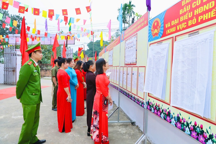 Phụ nữ Phú Nghĩa duyên dáng, rạng rỡ sắc màu cùng tà áo dài trong Ngày hội non sông- Ảnh 2.