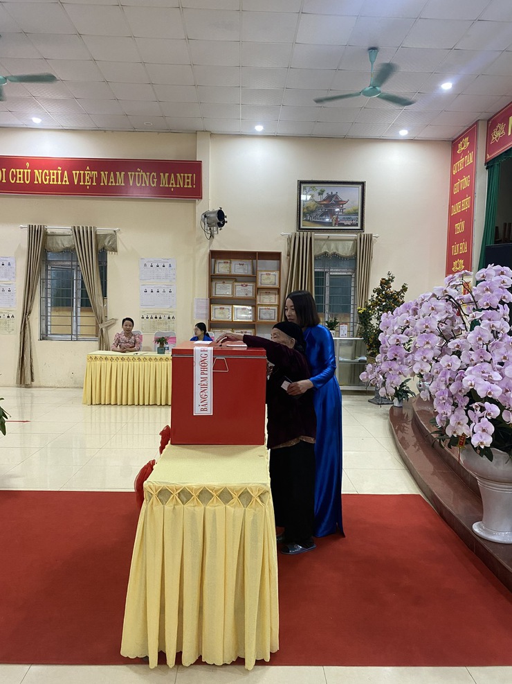 Thạch Thất: Cử tri 102 tuổi trực tiếp đi bầu cử, lan tỏa tinh thần trách nhiệm công dân- Ảnh 1.