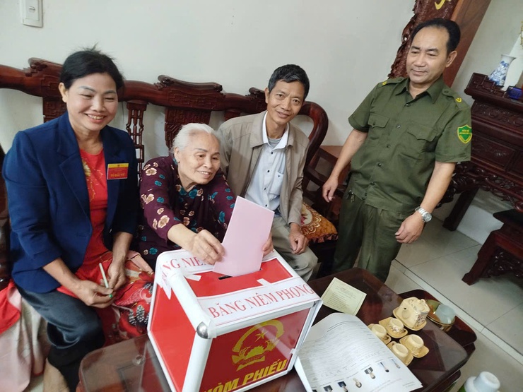 Cử tri xã Đại Xuyên nô nức tham gia bỏ phiếu trong Ngày hội non sông- Ảnh 7.