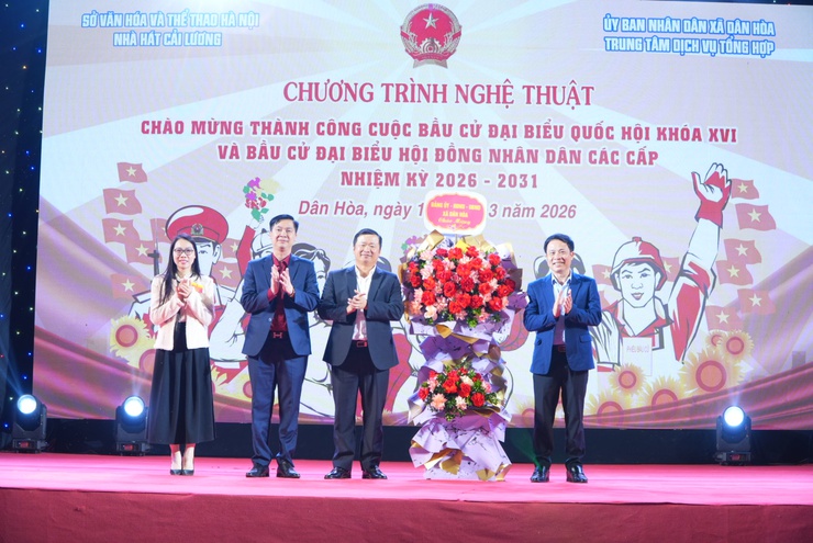 RỘN RÀNG ĐÊM NGHỆ THUẬT CHÀO MỪNG THÀNH CÔNG CUỘC BẦU CỬ TẠI XÃ DÂN HÒA- Ảnh 1.