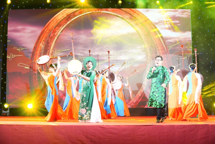 RỘN RÀNG ĐÊM NGHỆ THUẬT CHÀO MỪNG THÀNH CÔNG CUỘC BẦU CỬ TẠI XÃ DÂN HÒA- Ảnh 6.